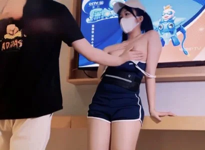 Em nhân viên xinh đẹp bán TV với chàng khách hàng may mắn