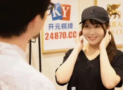 Cô nhân viên giao hàng dễ tính dễ tính suốt buổi giao