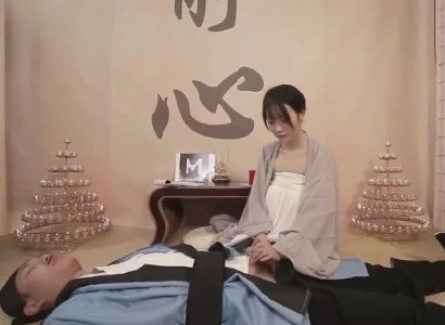 Nàng nữ tu bên cạnh vị đạo sĩ bị thương