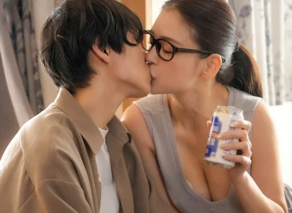 Chàng trai vừa bị cắm sừng được chị hàng xóm quan tâm