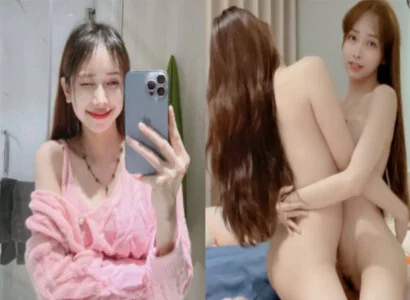 Cặp đôi bạn thân là Lâm Thái Vy và bạn của cô ấy móc bím với nhau ngay trên livestream