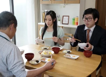 Cô con dâu nứng banh vùng kín ra cho bố chồng