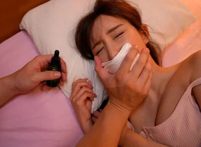 Gã trai đưa thuốc mê vào cơ thể cô em họ xinh đẹp và quan hệ
